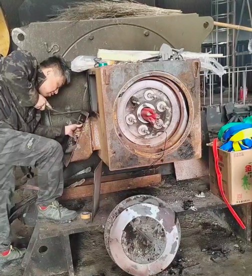 公司售后服務團隊正在對老設備進行維修處理