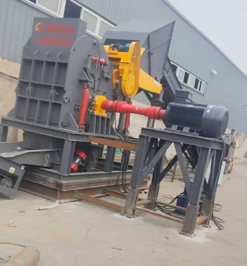 路友 110 型廢鋁破碎機已完成安裝，目前正進行人工投料試機。