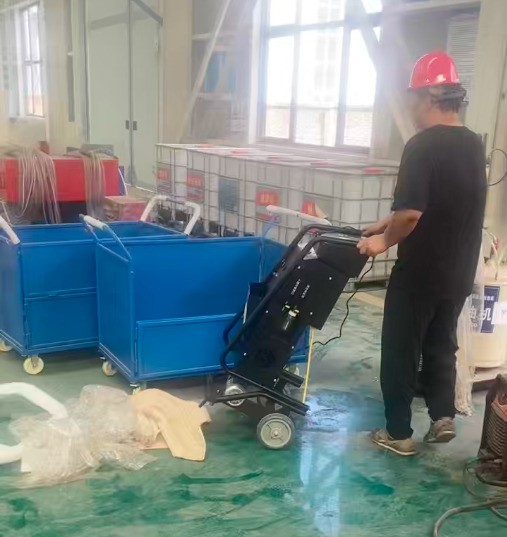 路友廢鋼龍門剪正在對建筑工地管架、貨車車架及馬路欄桿等結構的剪切作業